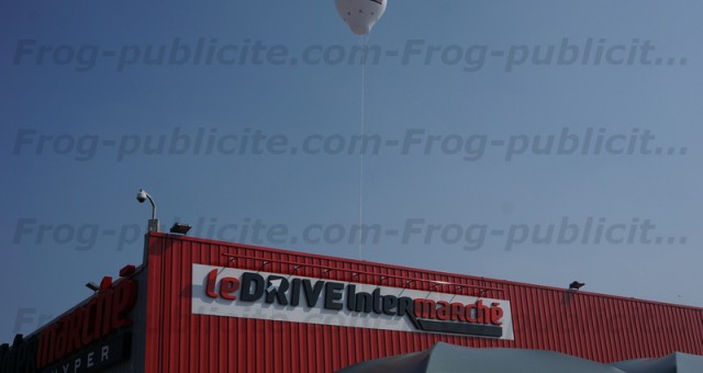 Le 1000e drive ouvre ses portes à Louviers avec une montgolfière géante