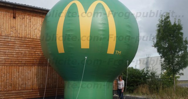 Une montgolfière publicitaire géante sur le toit du Mc Donald’s à La Mure