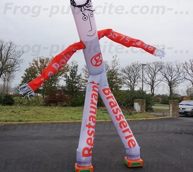 Un bonhomme gonflable qui danse | Restaurant Le Point Gets (74)