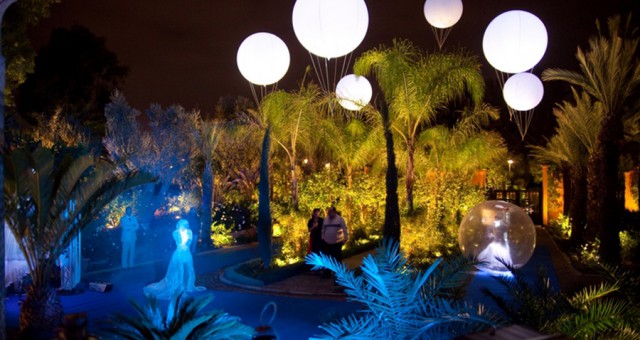 Ballons hélium éclairants dans les jardins d’un Casino | Marrakech