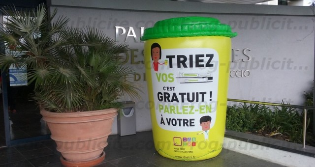 Une poubelle gonflable géante de 2m pour Mayotte et la Corse