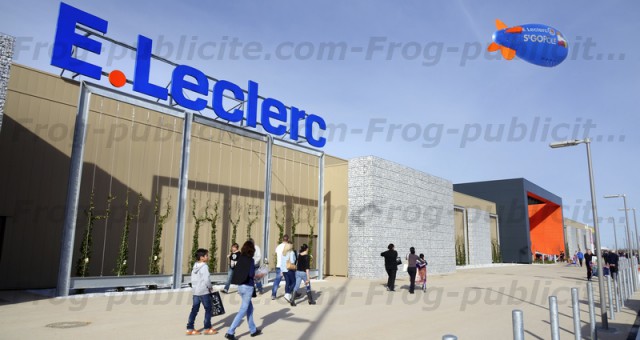 Un gros dirigeable de 7m pour l’ouverture d’un E.Leclerc