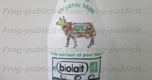 Une bouteille de lait géante en PVC pour la marque Biolait !