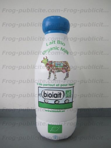 Bouteille de lait géante pour la marque biolait