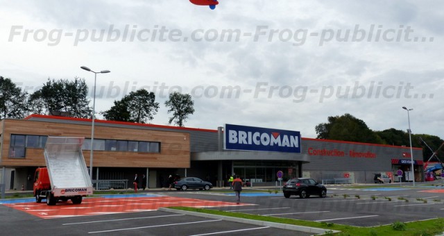 Un dirigeable hélium rouge de 6m | Ouverture magasin Bricoman