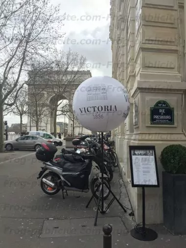 ballon sur trépied lumineux hotel victoria