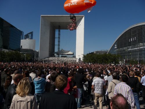 Gros zeppelin : 7m, orange, à l'hélium, avec système de largage.