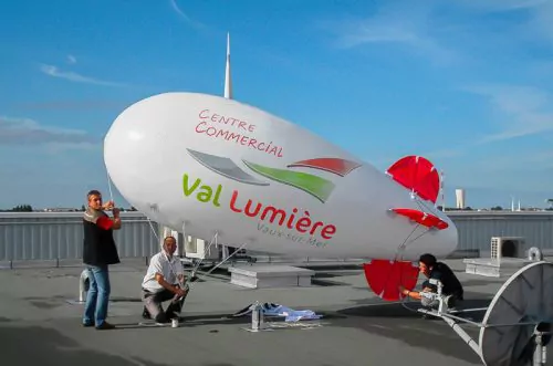 ballon dirigeable hélium val de lumière sur toit de batiment