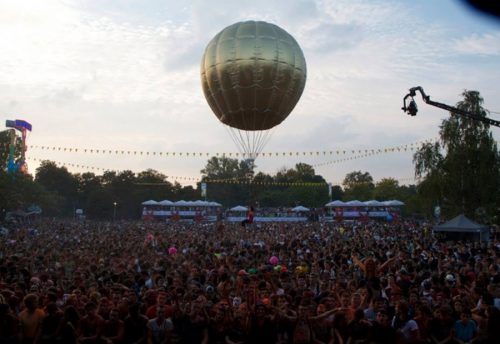 Ballon géant de 6m : une trapéziste qui vole !! Ballon géant de 6m: une trapéziste qui vole !!