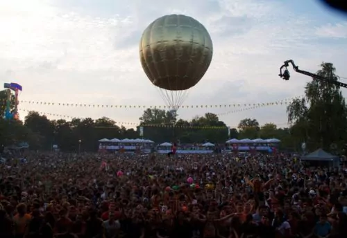 ballon géant hélium de 6m avec trapeziste en dessous inoxpark 2014
