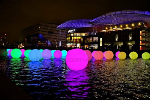 ballons lumineux sur l'eau pour la fête des lumières de lyon