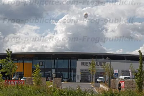 ballon hélium au dessus d'une concession renault