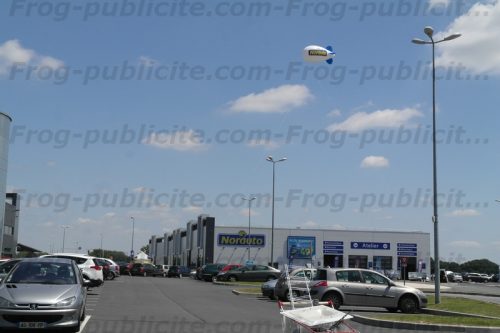 dirigeable publicitaire norauto à chateaugiron pour la promotion du centre auto