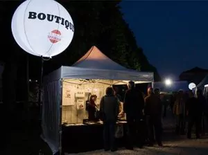 Ballon lumineux sur trépied LED festival Jazz au Pays événement nocturne