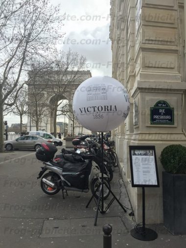 Un ballon lumineux sur trépied restaurant Victoria sur les Champs Élysées