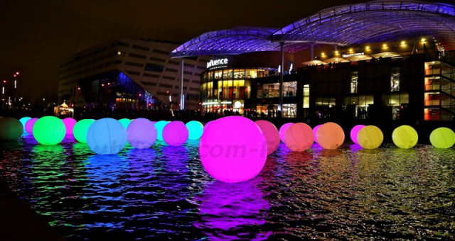 Quorum : des ballons lumineux sur l’eau
