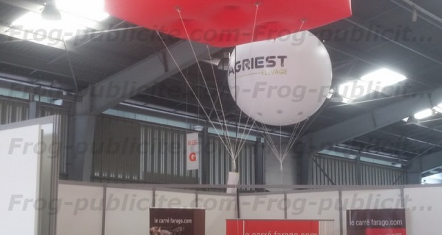 Cube géant publicitaire 2m pour Le Carré Farago | Salon