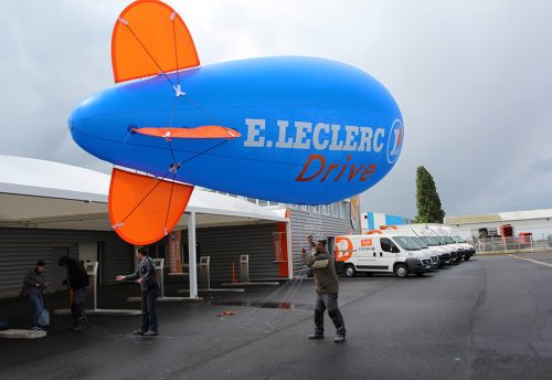 Gonflable hélium extérieur : Ouverture d'un Leclerc drive avec un dirigeable de 7m