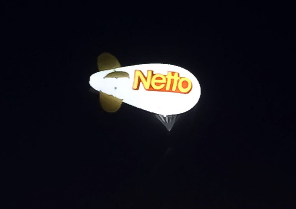 ballon dirigeable Netto pour la publicité du magasin à Niort