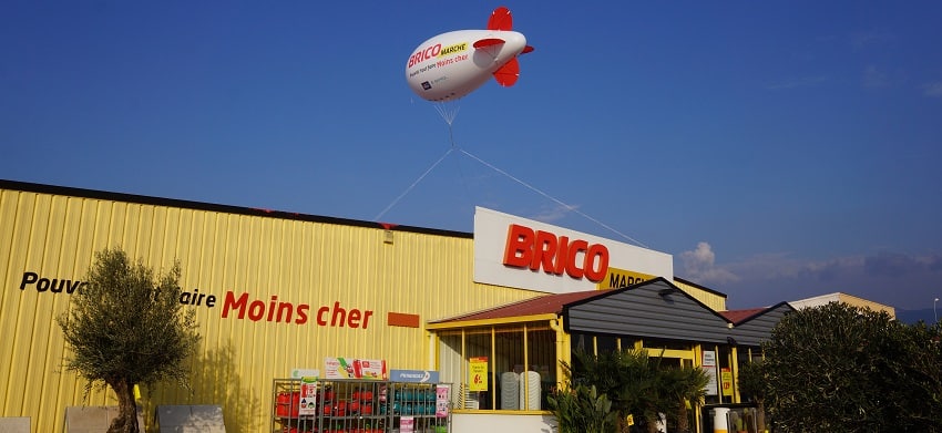 dirigeable publicitaire à l'hélium pour communication magasin bricomarché