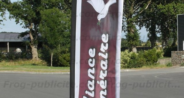 Drapeau droit de 3m sur pied | Alliance Funéraire