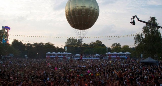 Ballon géant de 6m avec trapéziste au festival INOX PARK