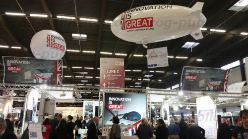 Dirigeable radio-commandé et sphère logotypé "Innovation is great "