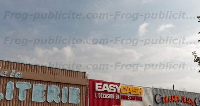 Un dirigeable publicitaire 6m pour l’ouverture d’un magasin Easy Cash