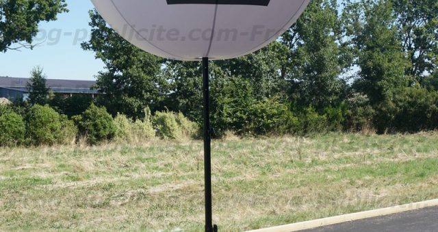 Un ballon géant gonflable à l’entrée d’un restaurant Poivre Rouge