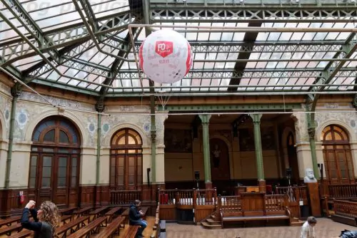 ballon gonflé à l'hélium Bourse du travail à Paris