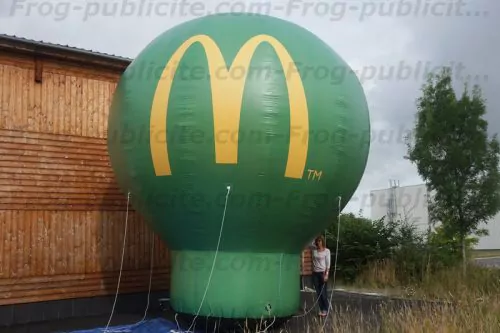 Une montgolfière gonflable géante pour le Mc donald's à La Mure