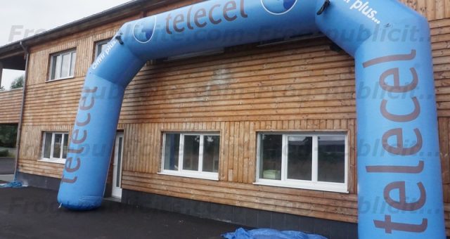 Une arche publicitaire pour l’opérateur téléphonique africain TELECEL