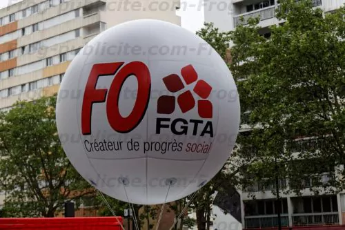 1 ballon géant FO FGTA pour une manifestation à Paris