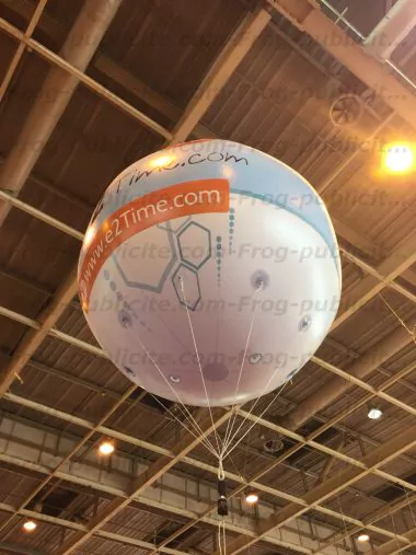 ballon géant à l'hélium pour E2Time sur le salon equiphotel 2015