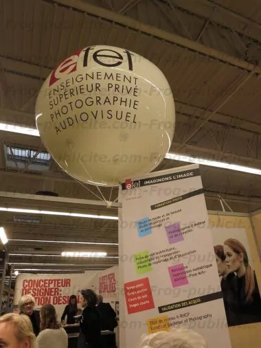 ballon géant helium 2m Efet présent sur un salon
