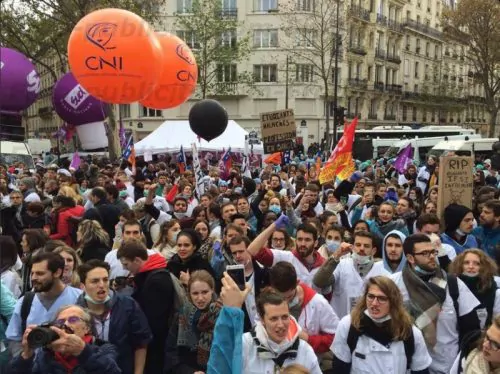 ballons hélium  orange CNI à l'occasion de la manifestation des infirmiers à Paris le 8 novembre 2016