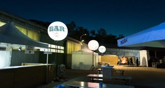 23 ballons lumineux sur trépied pour “Jazz au pays”