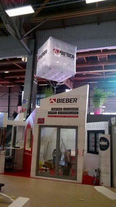 cube publicitaire bieber hélium géant sur un salon de l'habitat