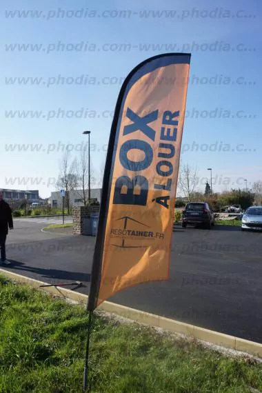 Drapeau signalétique pour une enseigne de la société resotainer