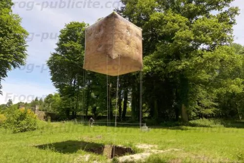 gros cube hélium qui sort de terre artiste