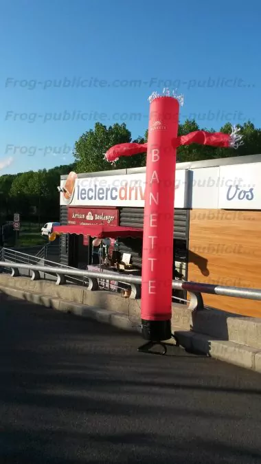 skydancer l'effigie de la marque banette devant une boulangerie