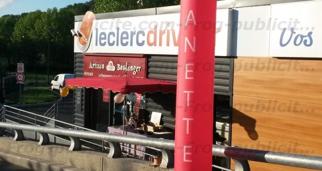 Skydancer 1 jambe devant une boulangerie | auto-ventilé