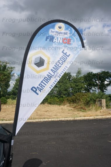 un drapeau sac à dos pour "Partir à la Mecque".