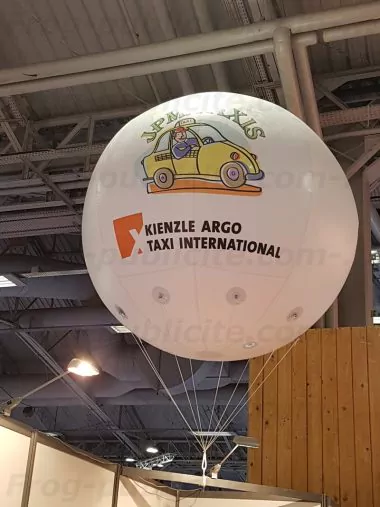 JPM Taxis communique sur un Salon avec un ballon publicitaire géant gonflé à l'hélium