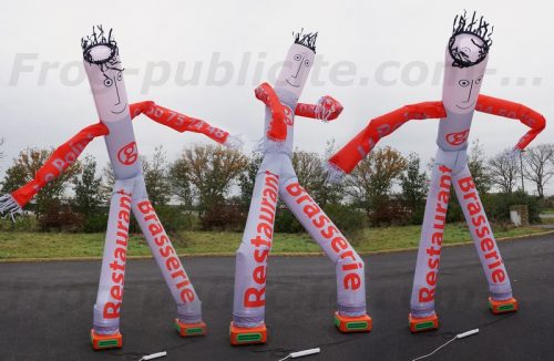 Un bonhomme gonflable auto-ventilé de 5m pour le restaurant Le Point gets