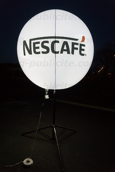 ballon promotionnel sur trepied nescafe pour soirée Yacht de Paris