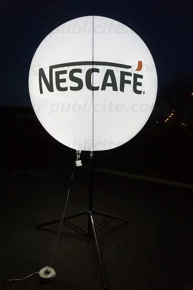 ballon promotionnel sur trepied nescafe pour soirée Yacht de Paris