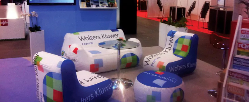 canapé et pouf gonflable publicité pour un stand sur un Salon