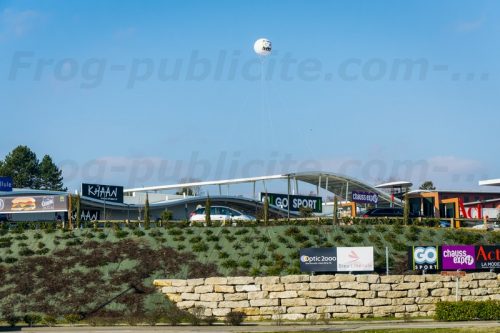 gros ballon publicitaire pour signaler l'emplacement d'un magasin GoSport & Mc Donald's