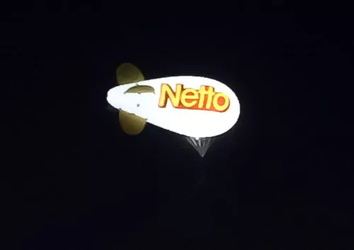 ballon dirigeable publicitaire éclairant la nuit netto